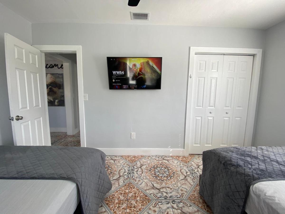 Hébergement de vacances Main House 3 Bed 2 Bath & 1 Bed 1 Bath *